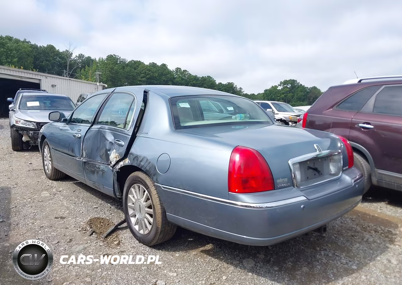 2004 Lincoln Town Car Signature VIN:1LNHM81W54Y663298 - 3