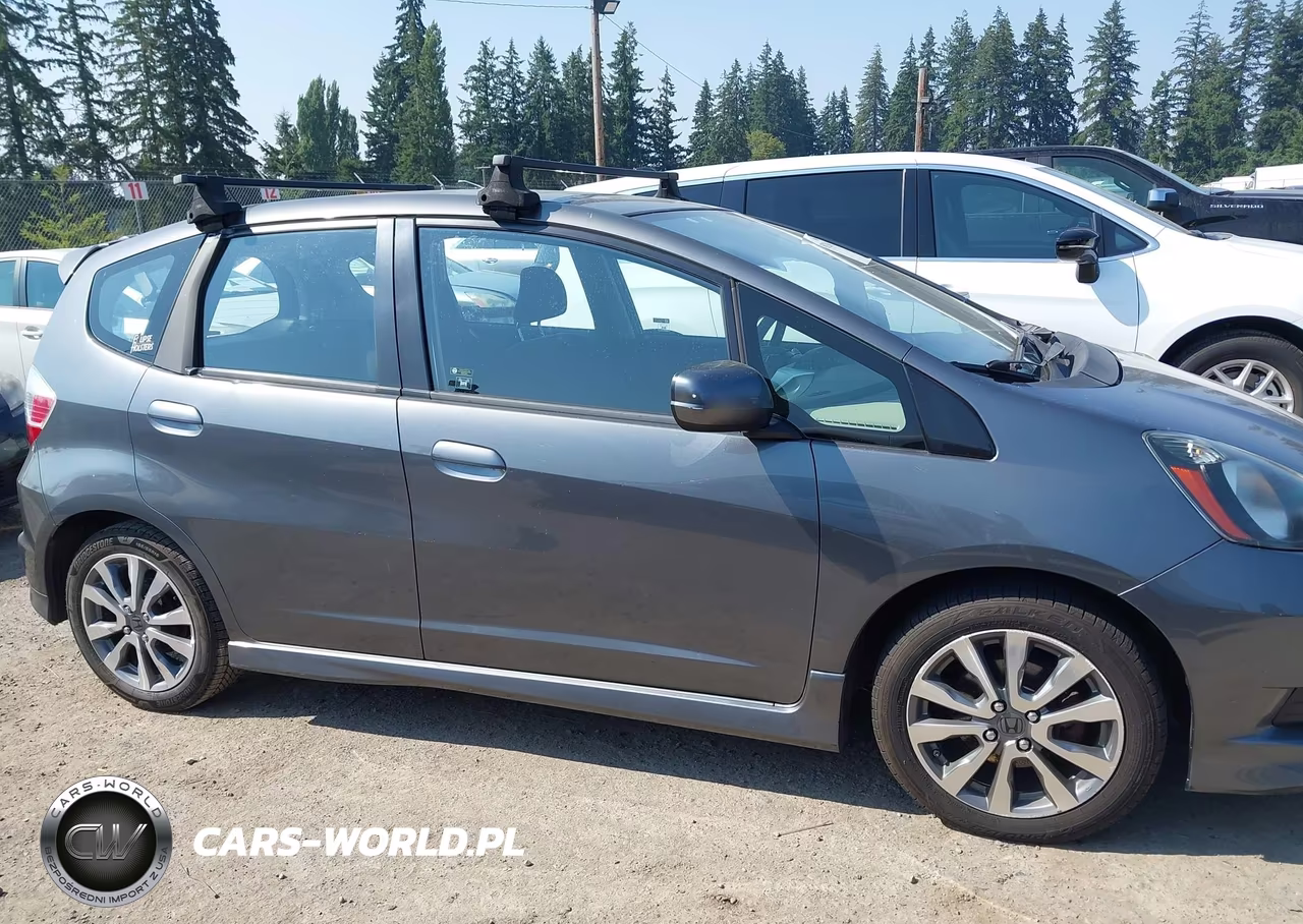 2013 Honda Fit Sport VIN:JHMGE8H58DC010017 - 13