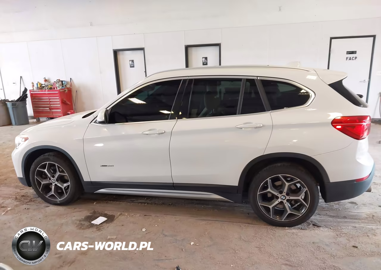 2018 BMW X1 xDrive28I VIN:WBXHT3C33J5K24694 - 14
