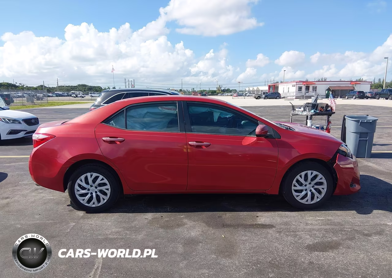 2018 Toyota Corolla Le VIN:5YFBURHE6JP812461 - 14