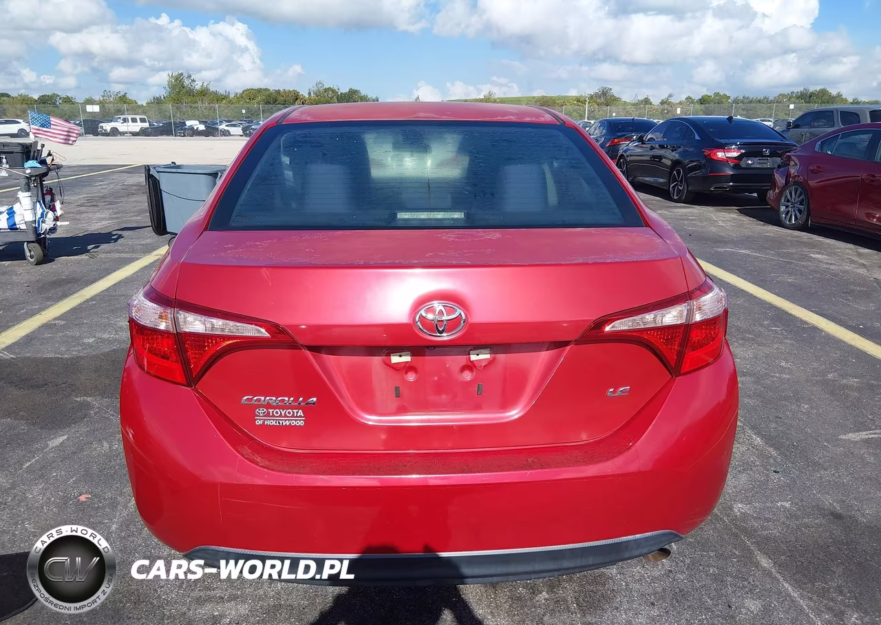 2018 Toyota Corolla Le VIN:5YFBURHE6JP812461 - 17