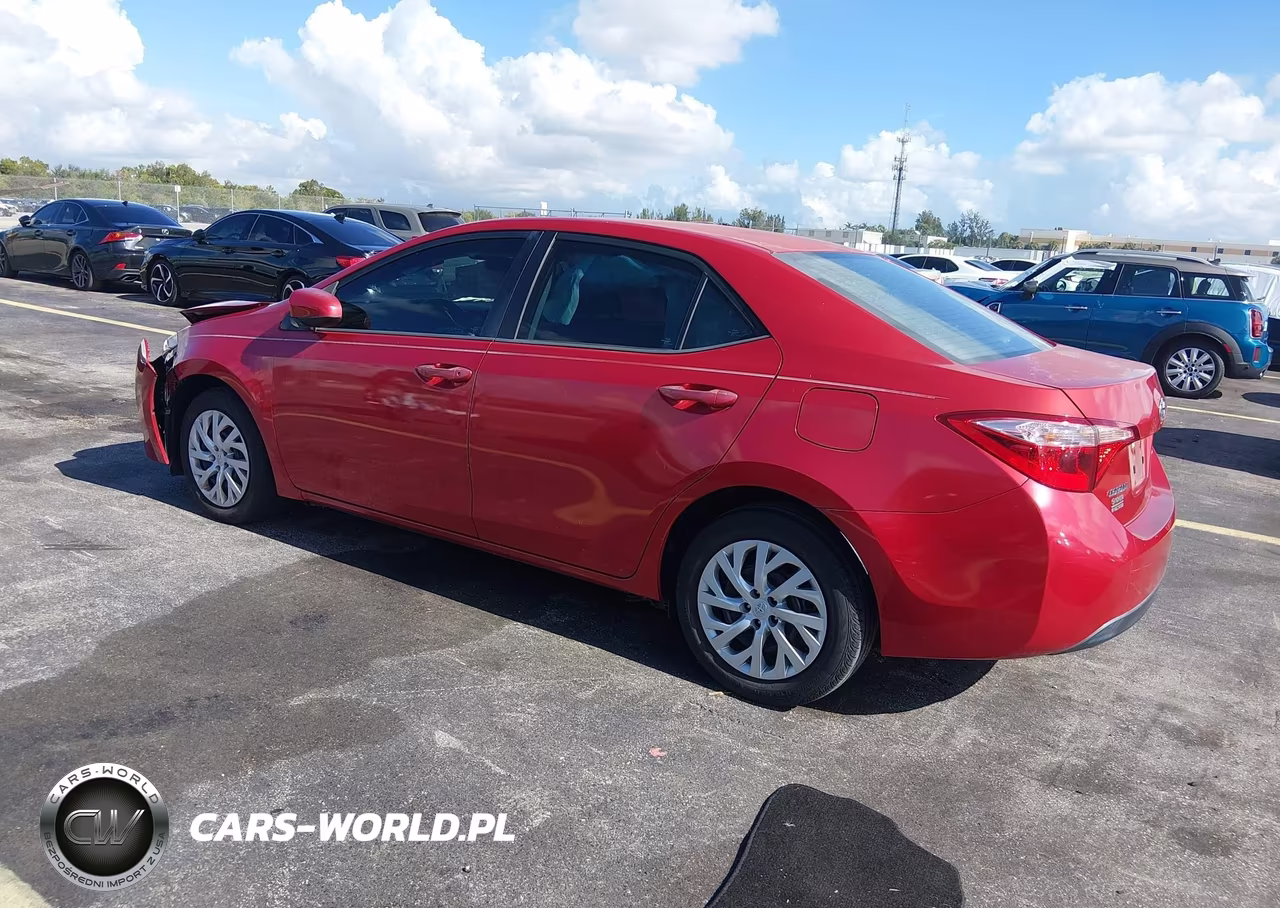 2018 Toyota Corolla Le VIN:5YFBURHE6JP812461 - 3
