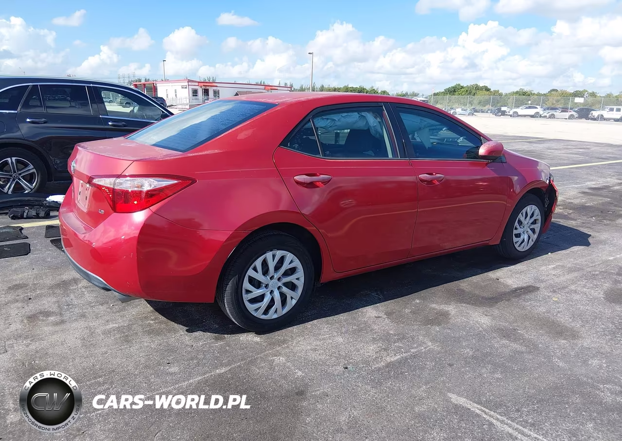 2018 Toyota Corolla Le VIN:5YFBURHE6JP812461 - 4