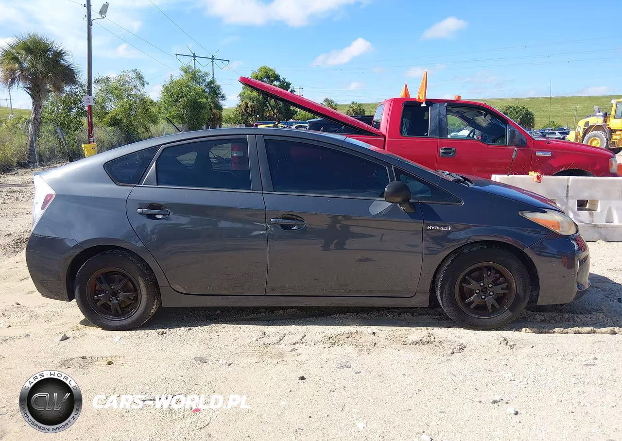 2015 Toyota Prius Two VIN:JTDKN3DU4F0463082 - 13