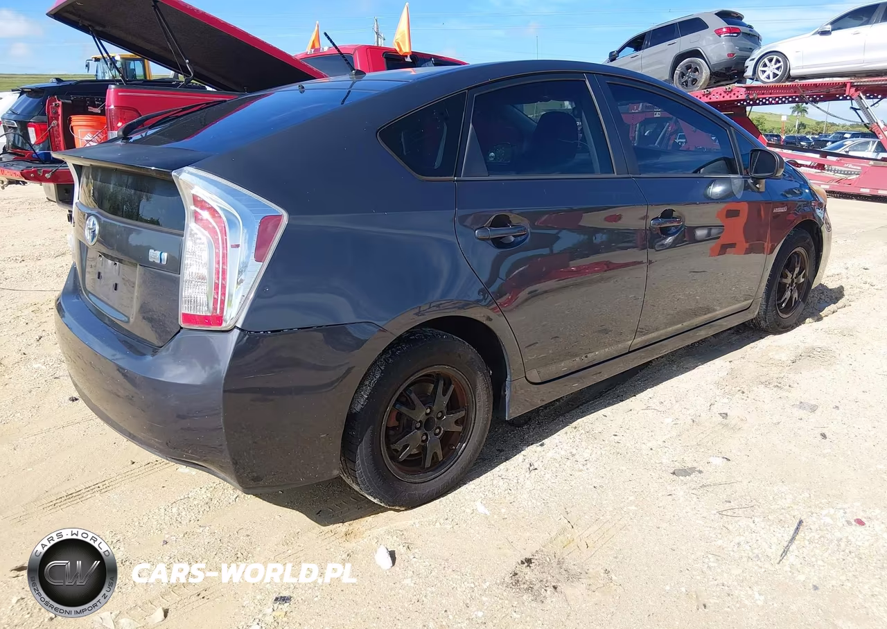2015 Toyota Prius Two VIN:JTDKN3DU4F0463082 - 4