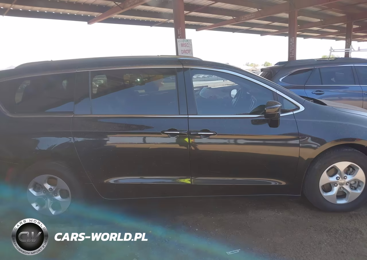 2017 Chrysler Pacifica Touring-L Plus VIN:2C4RC1EG7HR643926 - 13