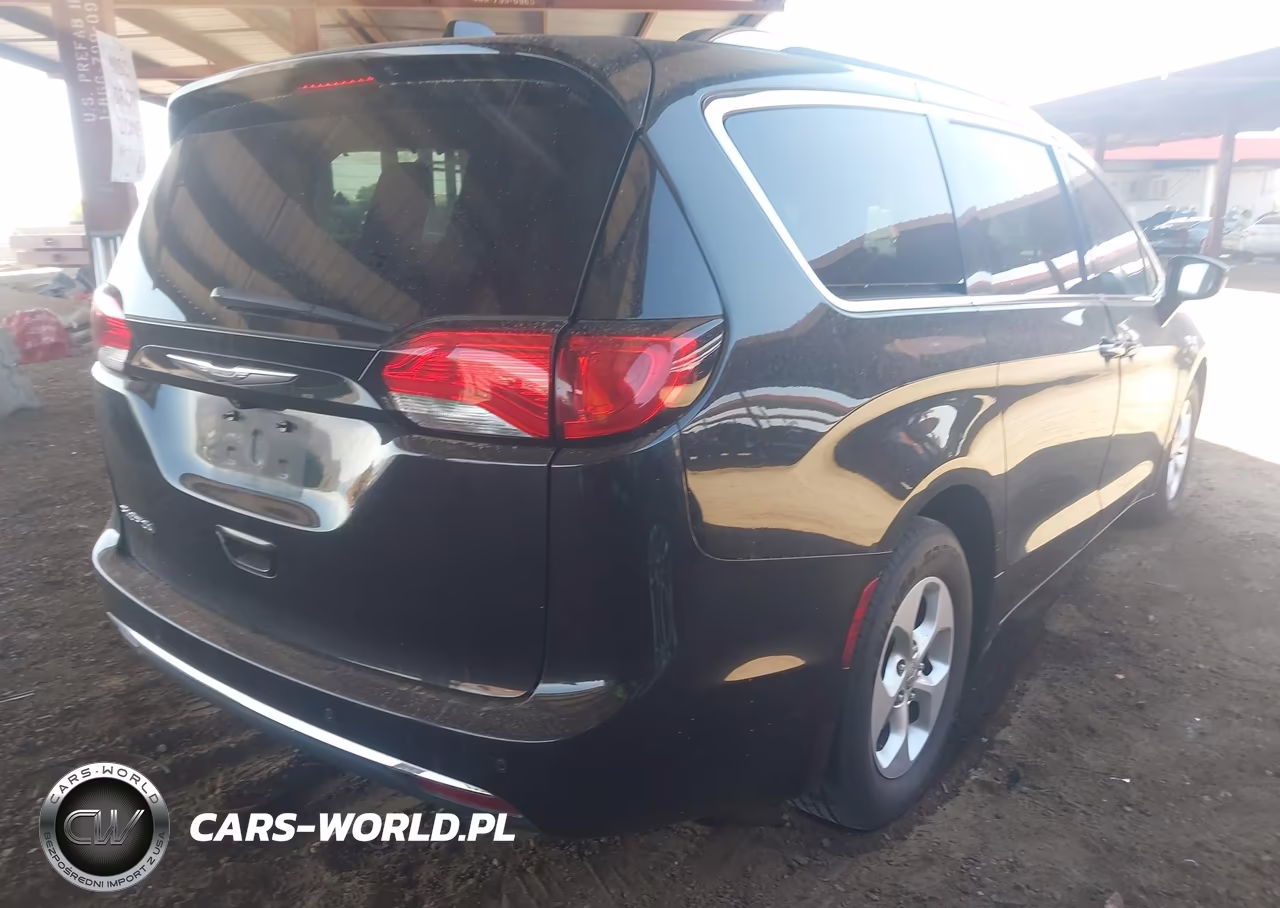 2017 Chrysler Pacifica Touring-L Plus VIN:2C4RC1EG7HR643926 - 4