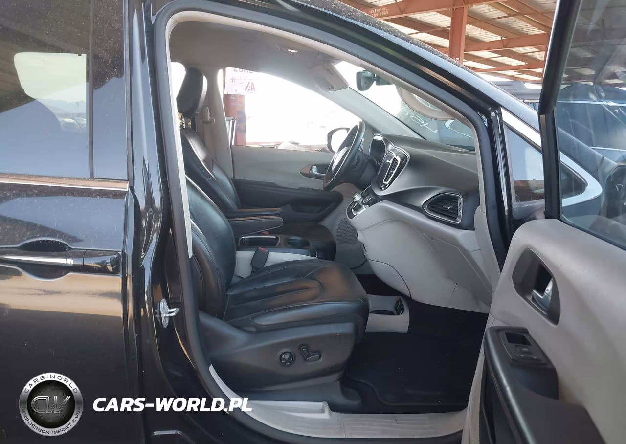 2017 Chrysler Pacifica Touring-L Plus VIN:2C4RC1EG7HR643926 - 5