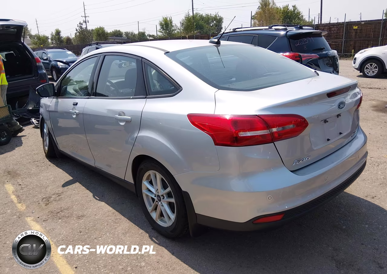 2016 Ford Focus Se VIN:1FADP3F22GL267422 - 3