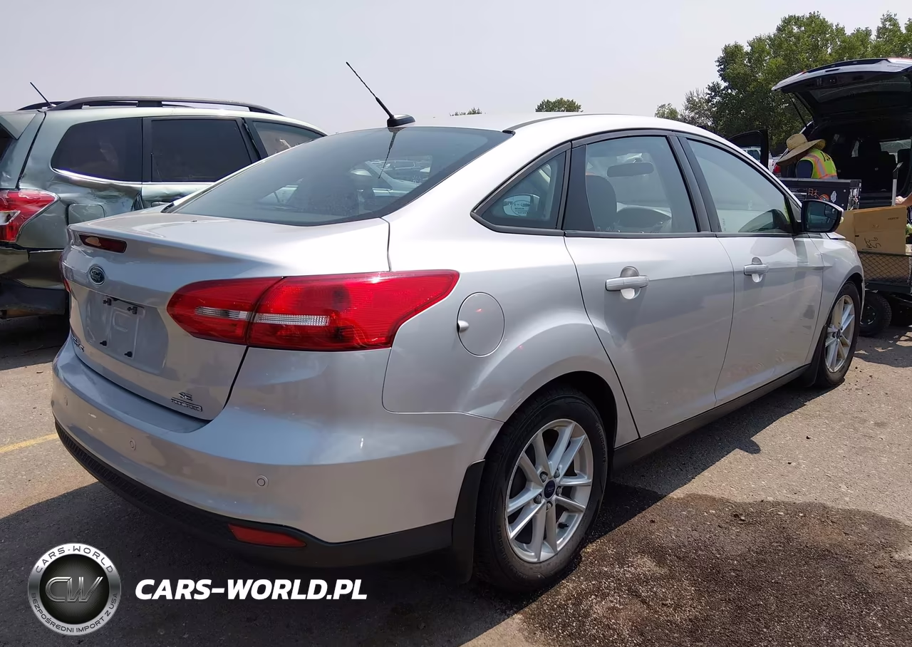 2016 Ford Focus Se VIN:1FADP3F22GL267422 - 4
