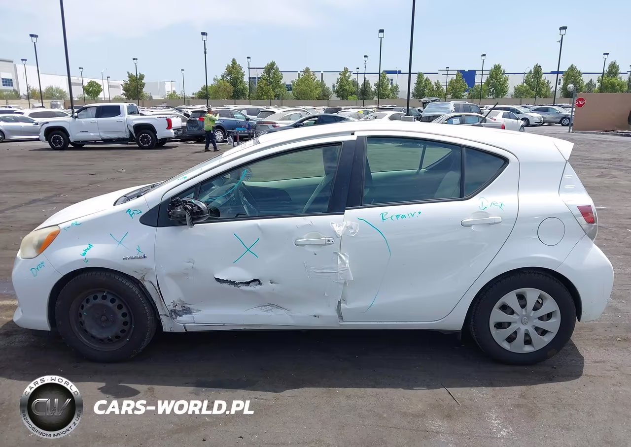 2013 Toyota Prius C One VIN:JTDKDTB30D1546125 - 15