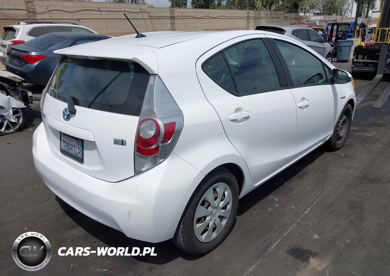 2013 Toyota Prius C One VIN:JTDKDTB30D1546125 - 4