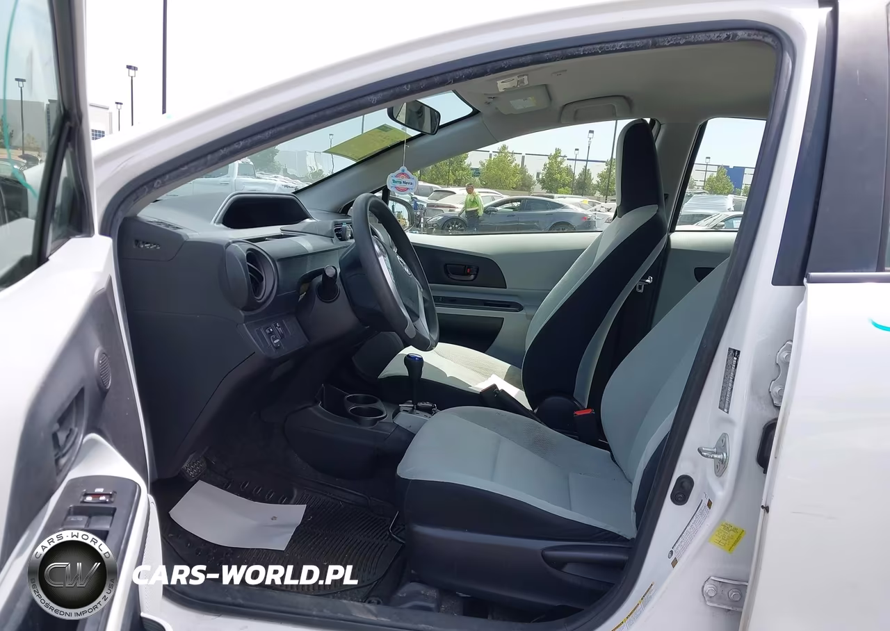 2013 Toyota Prius C One VIN:JTDKDTB30D1546125 - 5