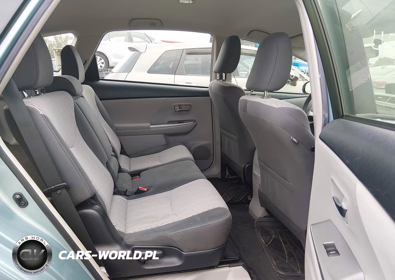 2017 Toyota Prius V Three VIN:JTDZN3EU2HJ066433 - 8