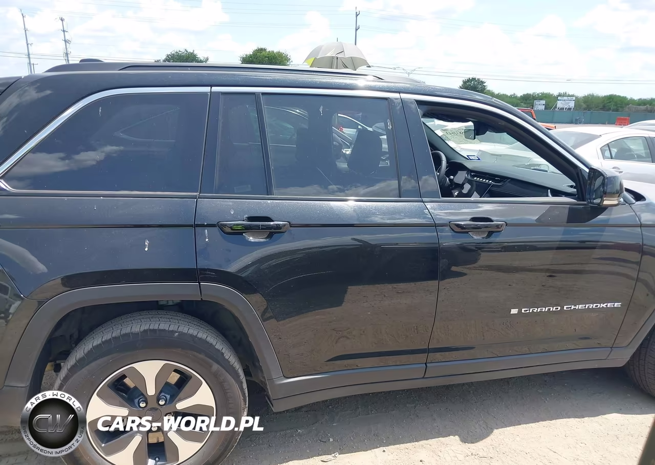 2025 Jeep Grand Cherokee 4Xe VIN:1C4RJYB63S8704041 - 13