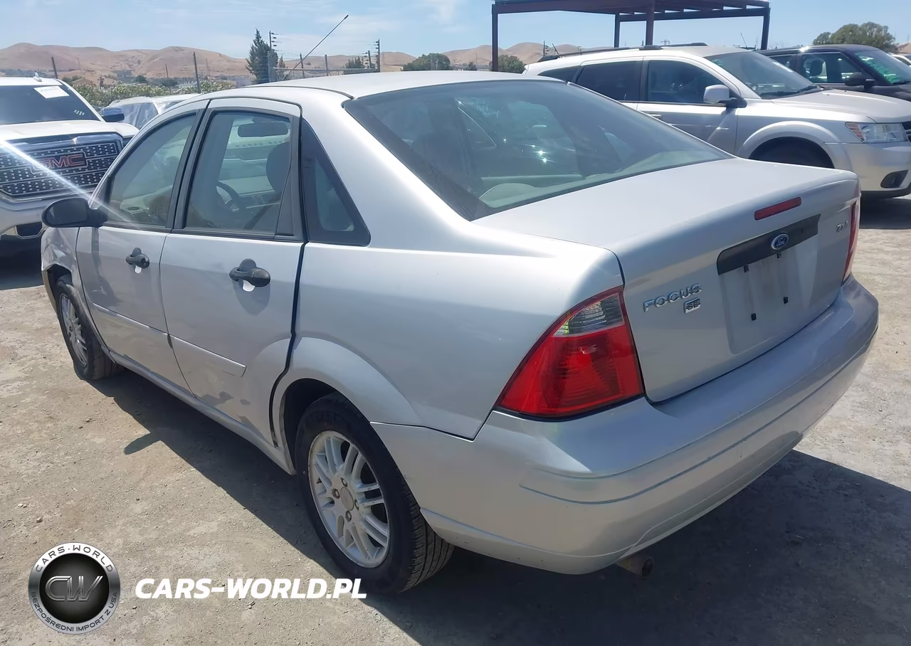 2005 Ford Focus Zx4 VIN:1FAFP34N75W230044 - 3