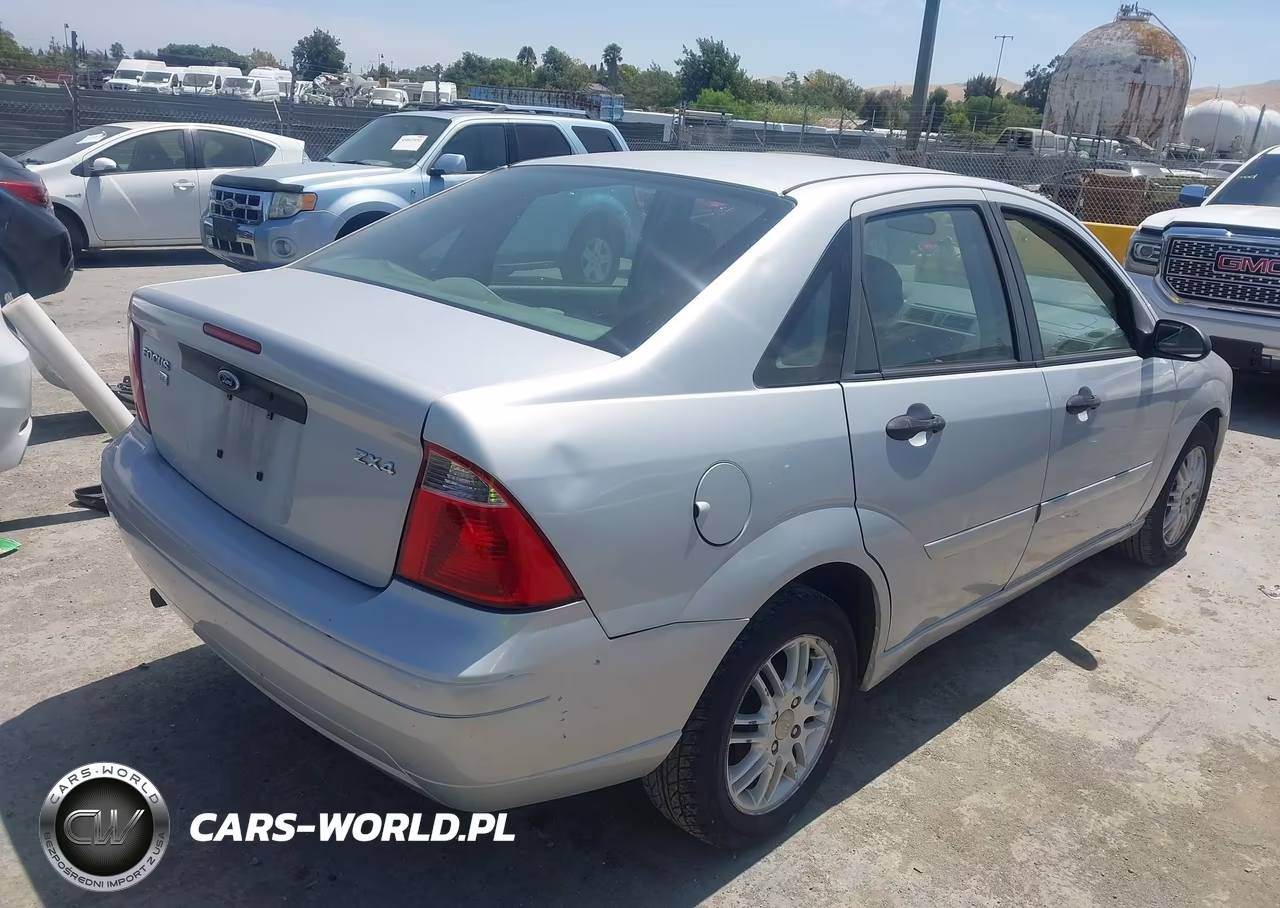 2005 Ford Focus Zx4 VIN:1FAFP34N75W230044 - 4