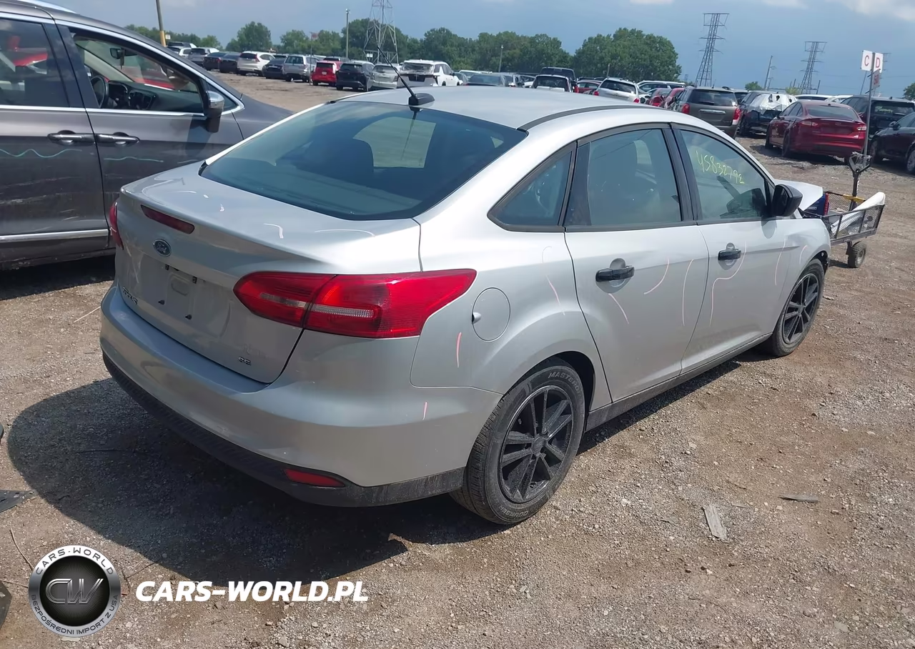 2018 Ford Focus Se VIN:1FADP3F22JL224898 - 4