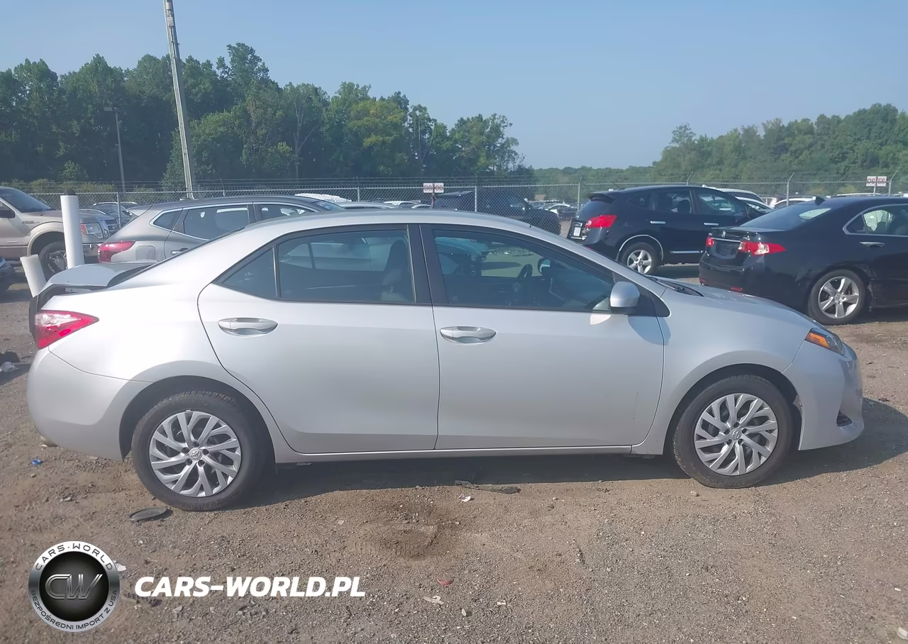2018 Toyota Corolla Le VIN:2T1BURHE9JC040280 - 13