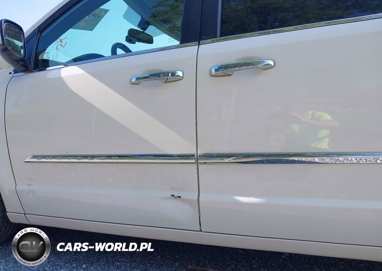 2011 Chrysler Town & Country Touring-L VIN:2A4RR8DGXBR680012 - 13