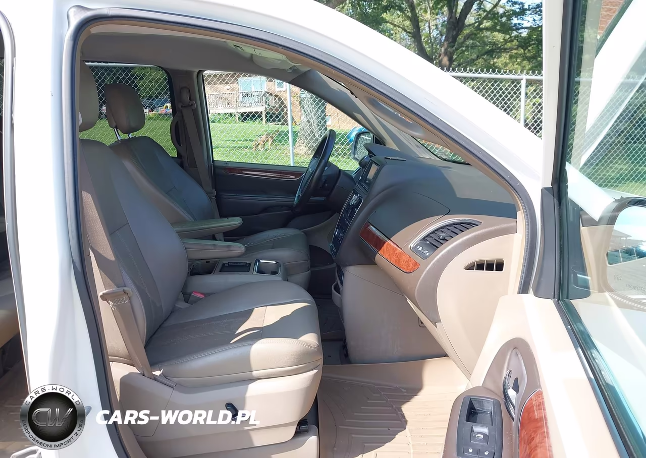 2011 Chrysler Town & Country Touring-L VIN:2A4RR8DGXBR680012 - 5