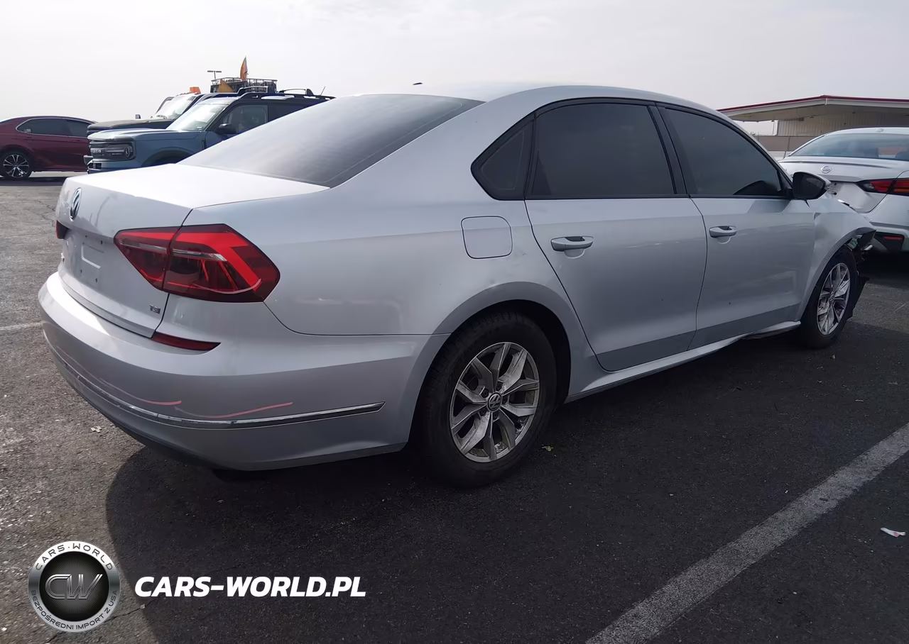 2018 Volkswagen Passat 2.0T R-Line-2.0T S VIN:1VWAA7A36JC019216 - 4