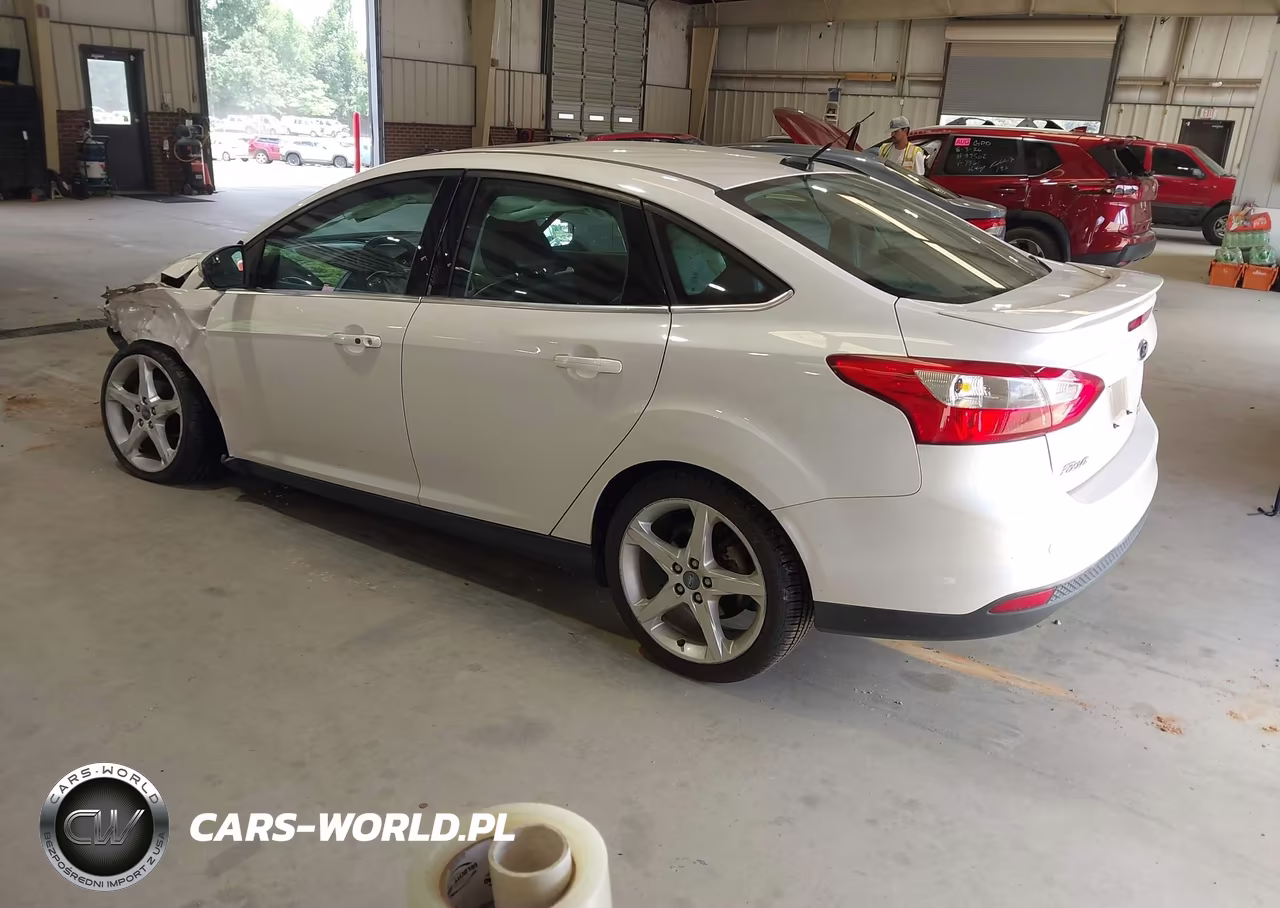 2013 Ford Focus Titanium VIN:1FADP3J25DL186661 - 3