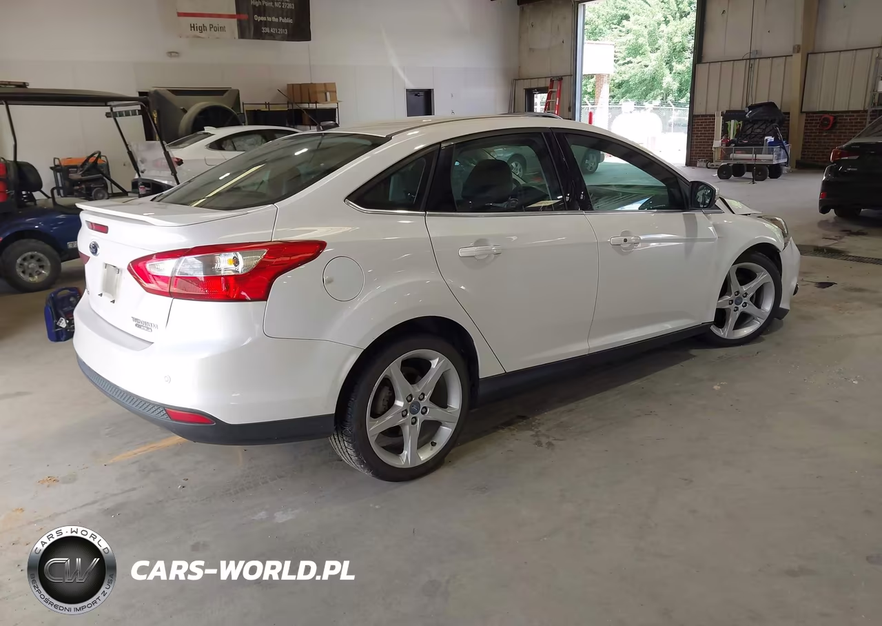 2013 Ford Focus Titanium VIN:1FADP3J25DL186661 - 4