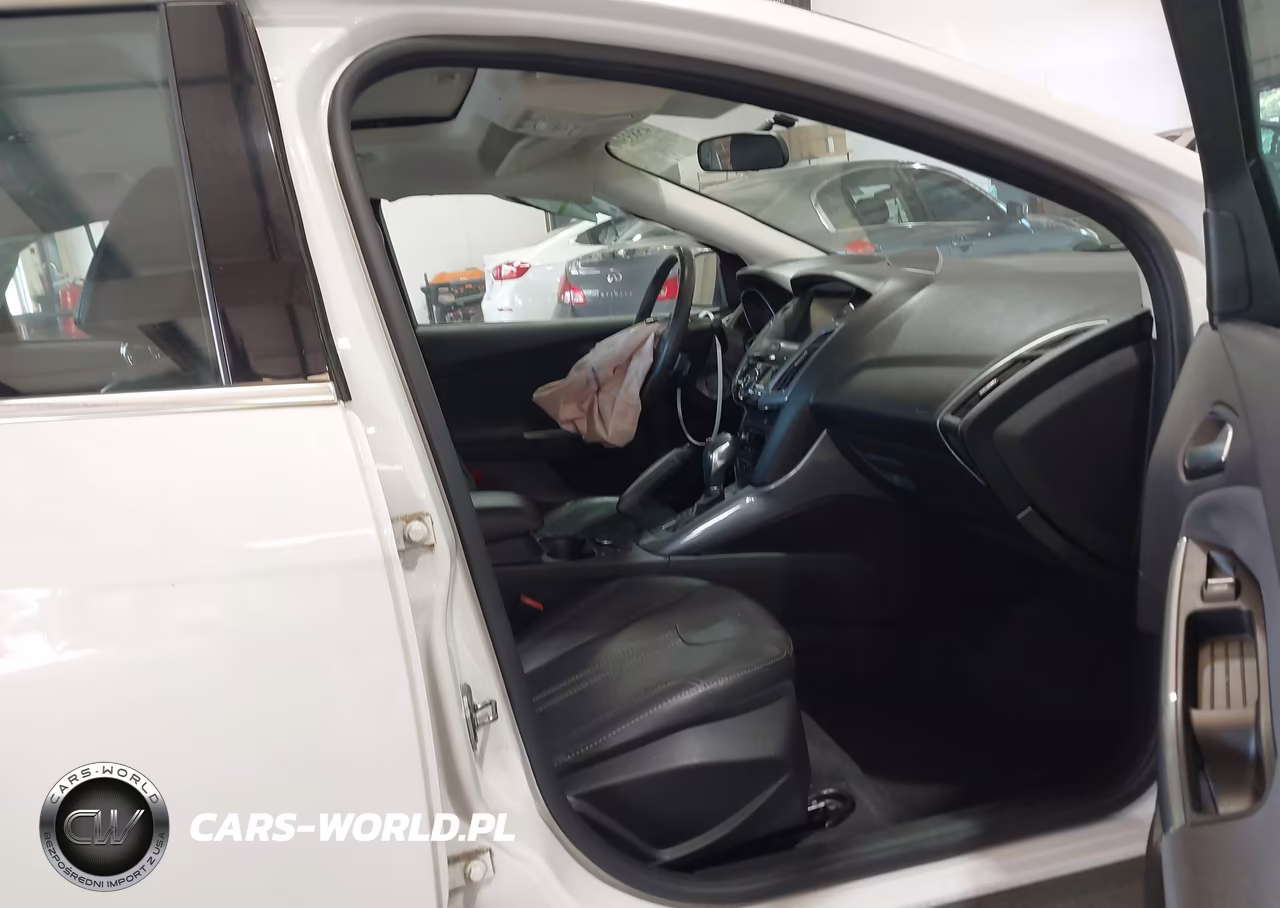 2013 Ford Focus Titanium VIN:1FADP3J25DL186661 - 5