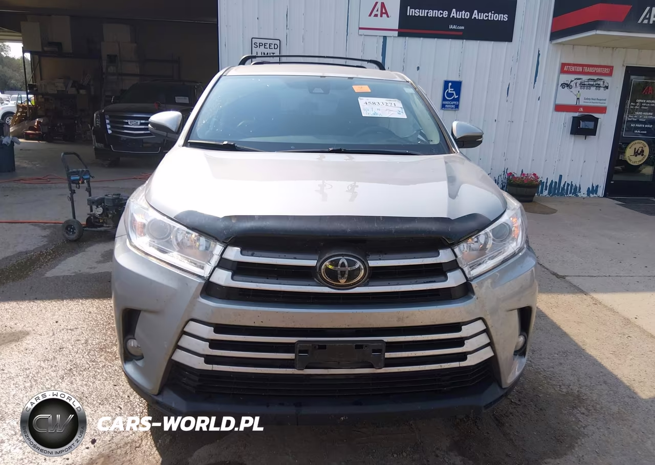 2018 Toyota Highlander Le Plus VIN:5TDBZRFH1JS800773 - 11