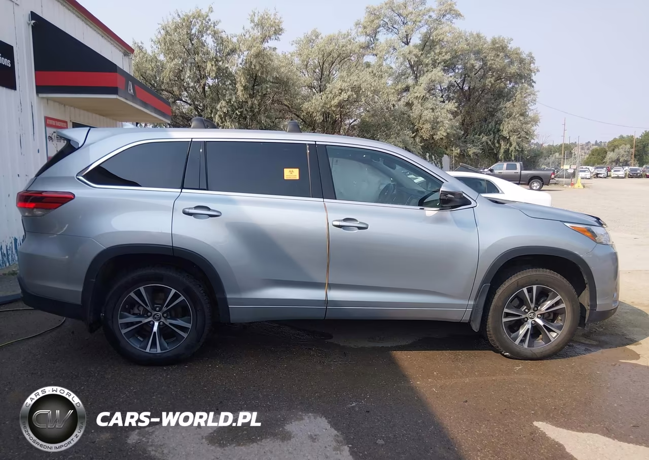 2018 Toyota Highlander Le Plus VIN:5TDBZRFH1JS800773 - 12