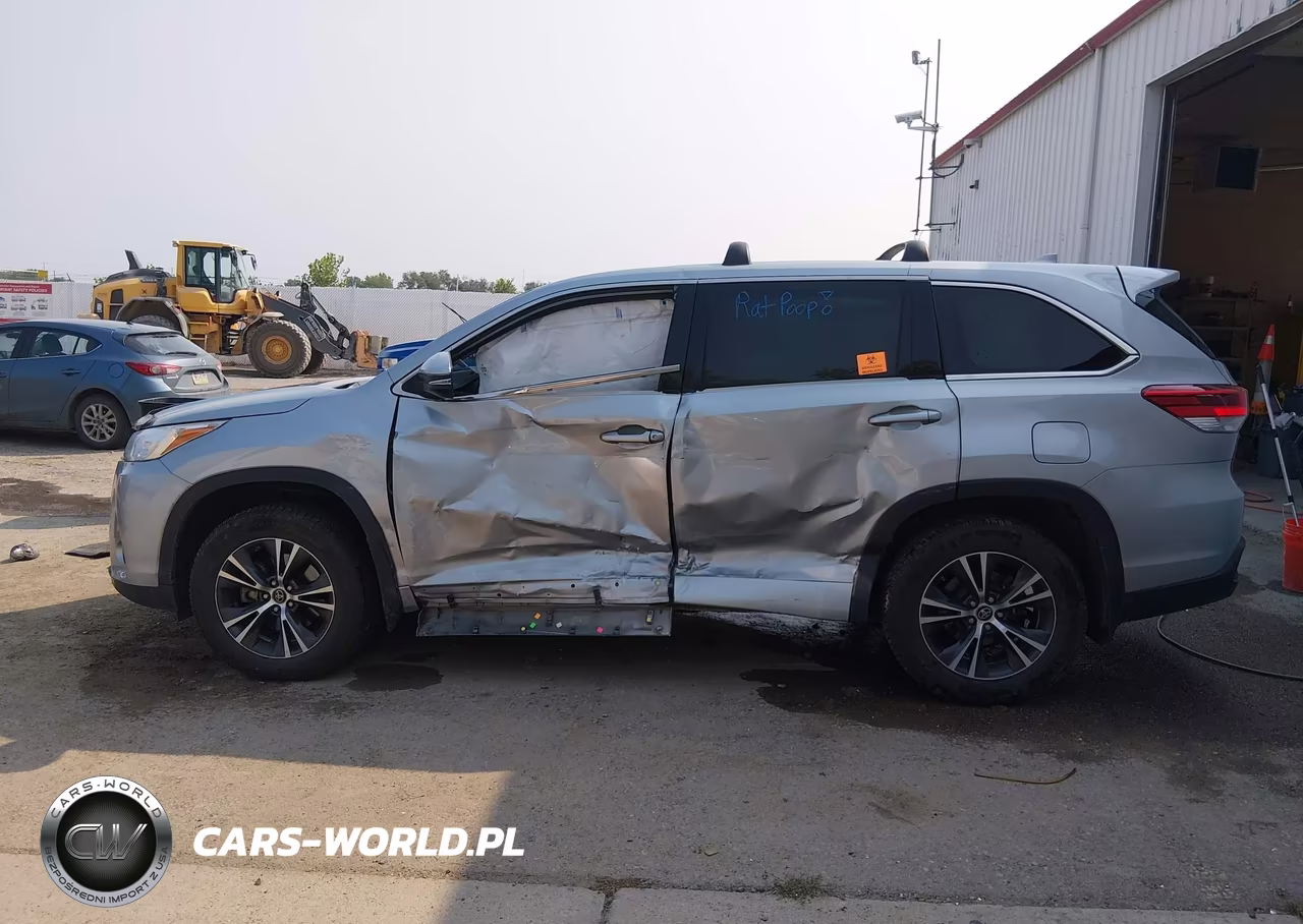 2018 Toyota Highlander Le Plus VIN:5TDBZRFH1JS800773 - 13