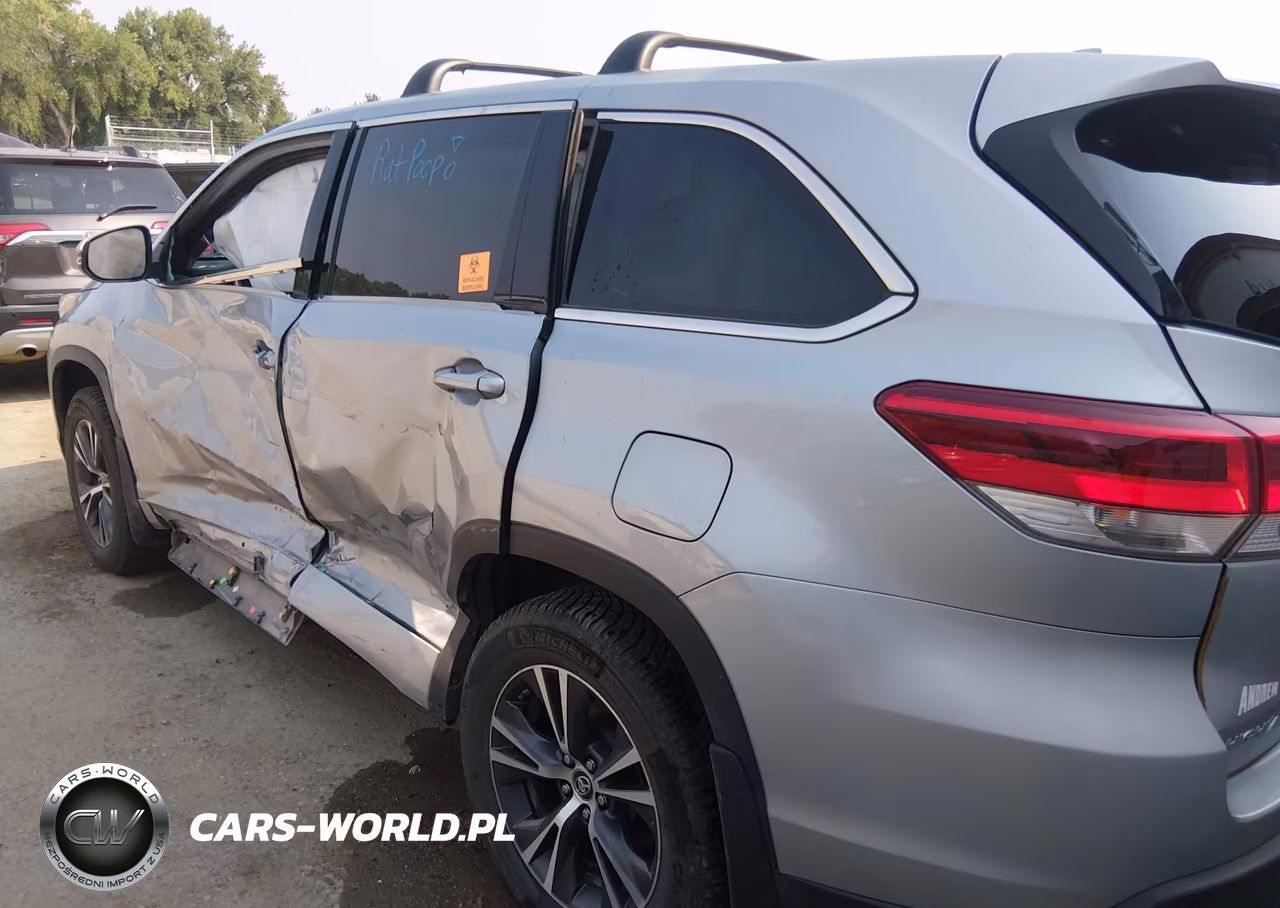 2018 Toyota Highlander Le Plus VIN:5TDBZRFH1JS800773 - 16