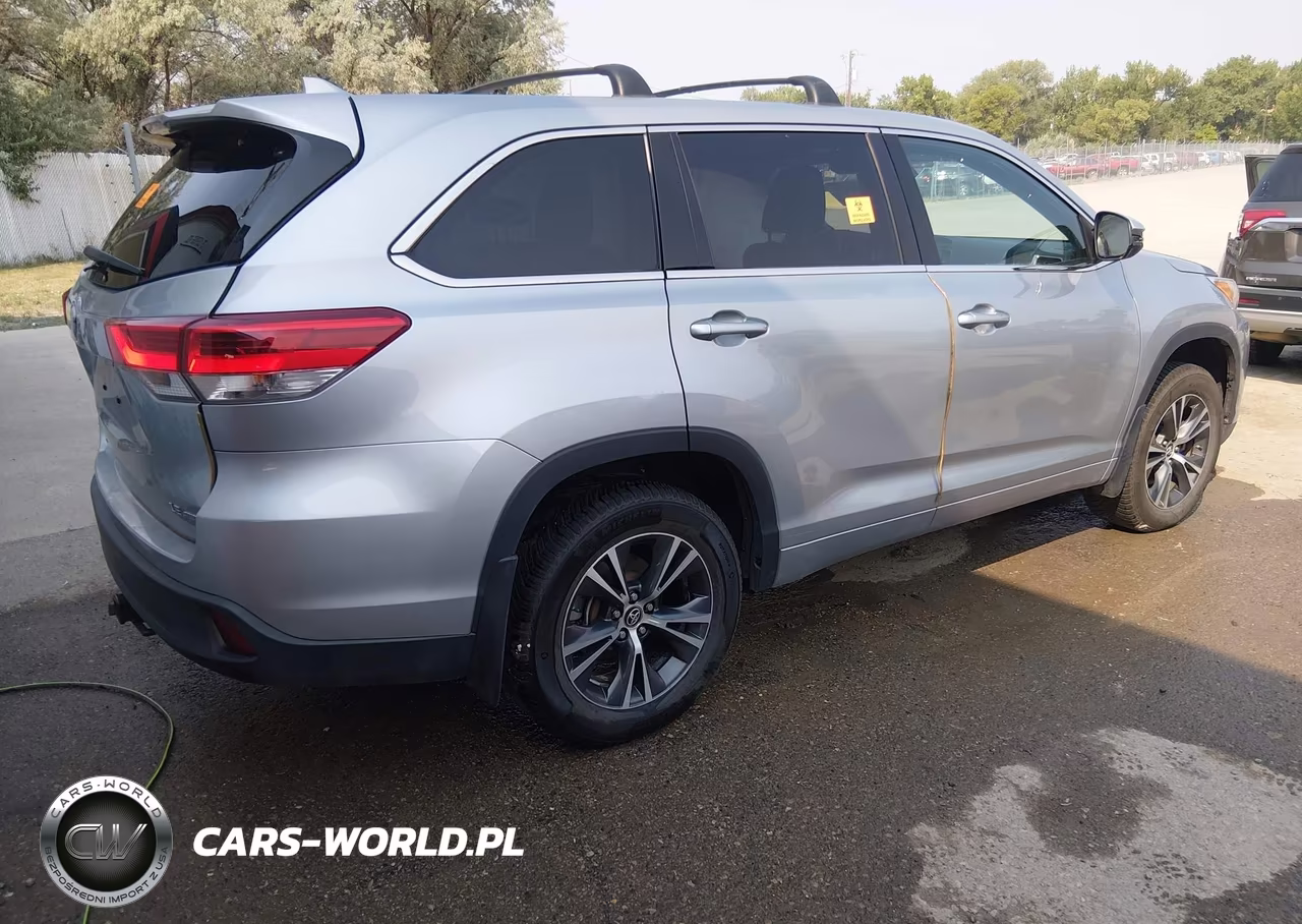 2018 Toyota Highlander Le Plus VIN:5TDBZRFH1JS800773 - 4