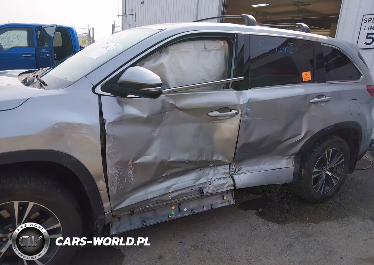 2018 Toyota Highlander Le Plus VIN:5TDBZRFH1JS800773 - 6