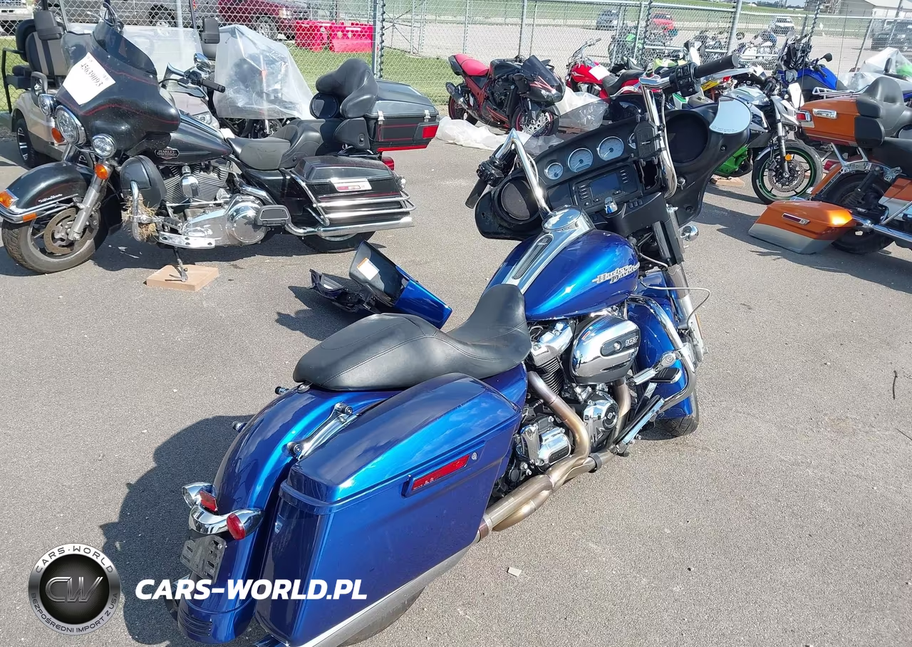 2017 Harley-Davidson Flhx Street Glide VIN:1HD1KBC19HB654041 - 4