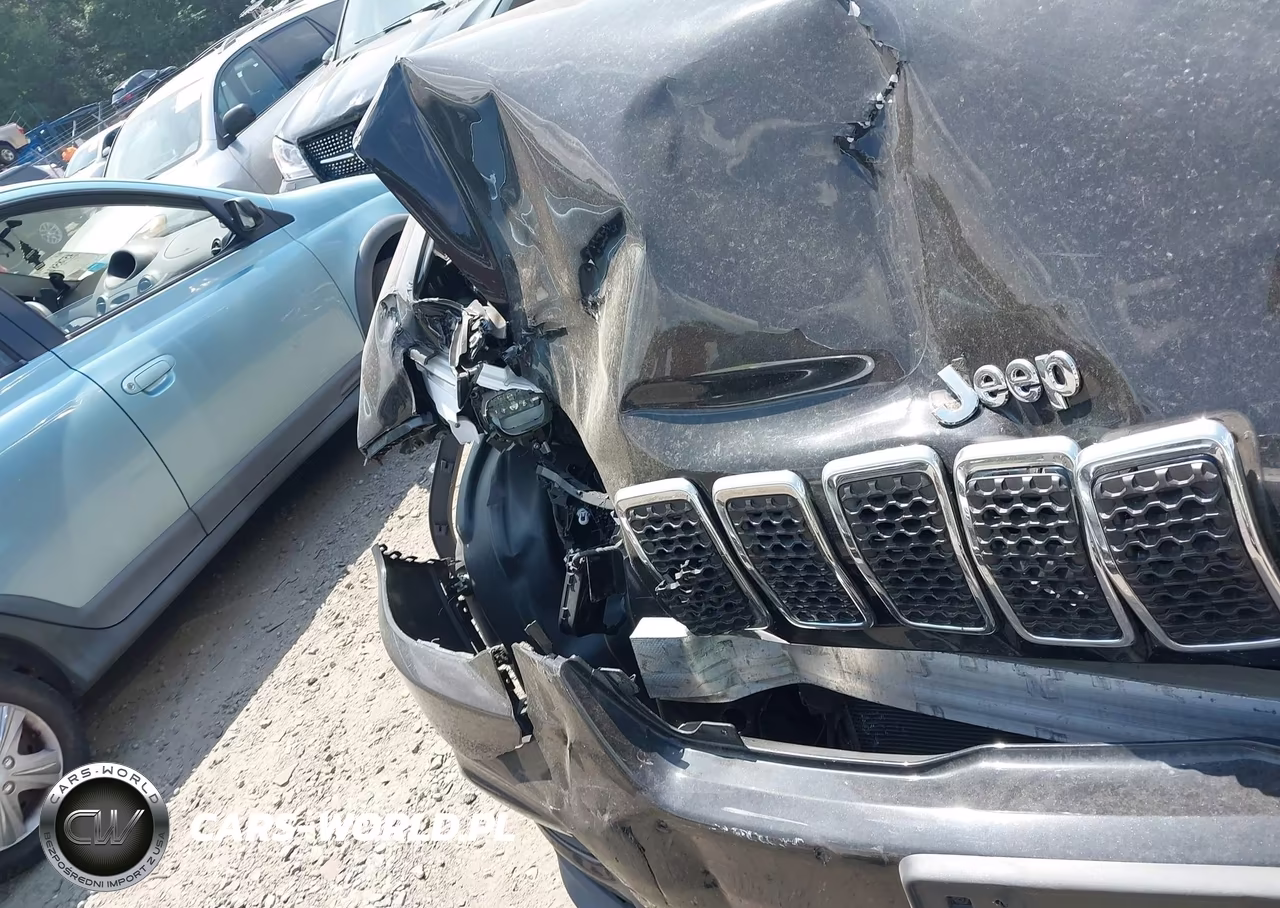 2019 Jeep Cherokee Latitude Plus 4X4 VIN:1C4PJMLB6KD195341 - 6