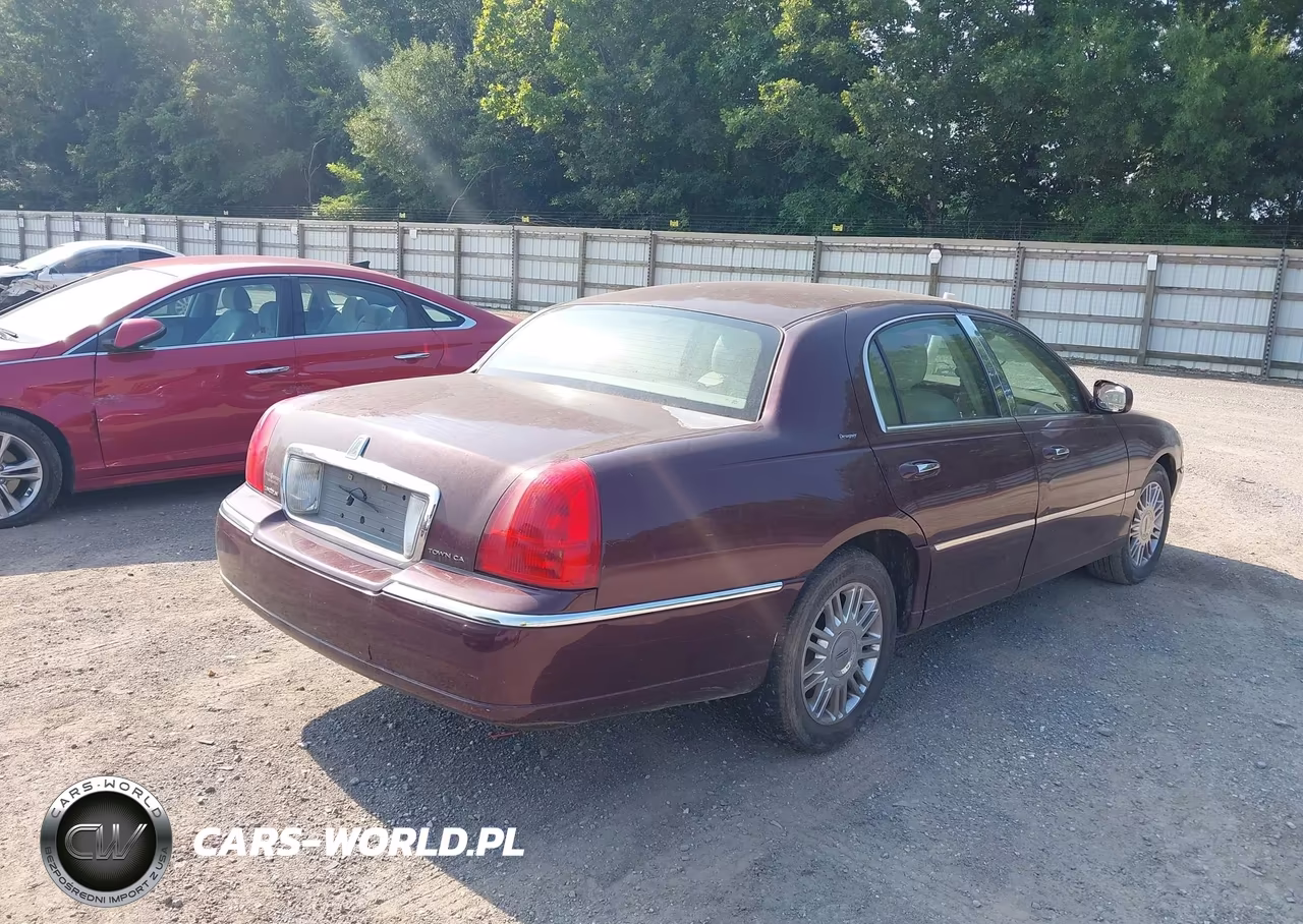 2006 Lincoln Town Car Designer Series VIN:1LNHM83V26Y621761 - 4