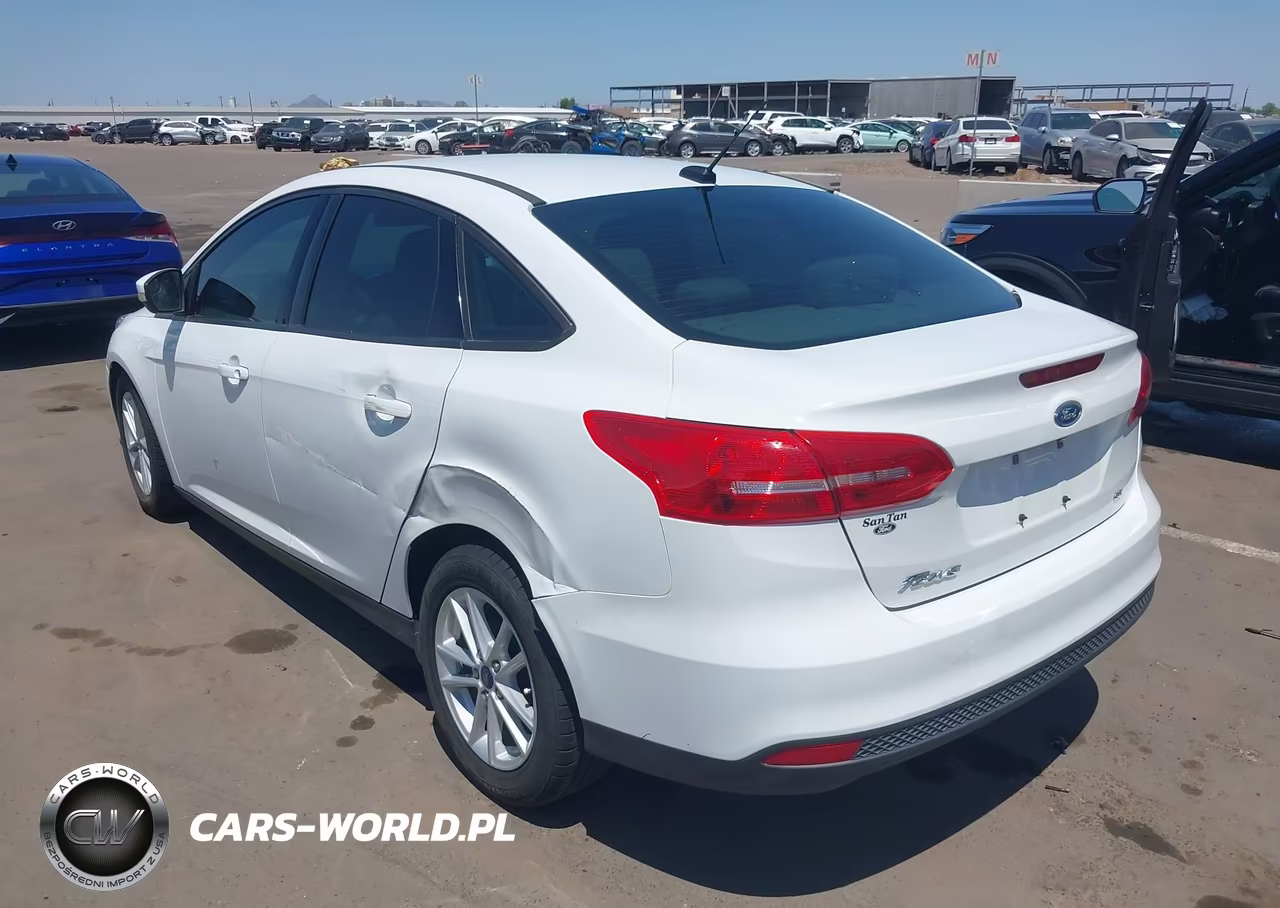 2017 Ford Focus Se VIN:1FADP3F24HL296180 - 3