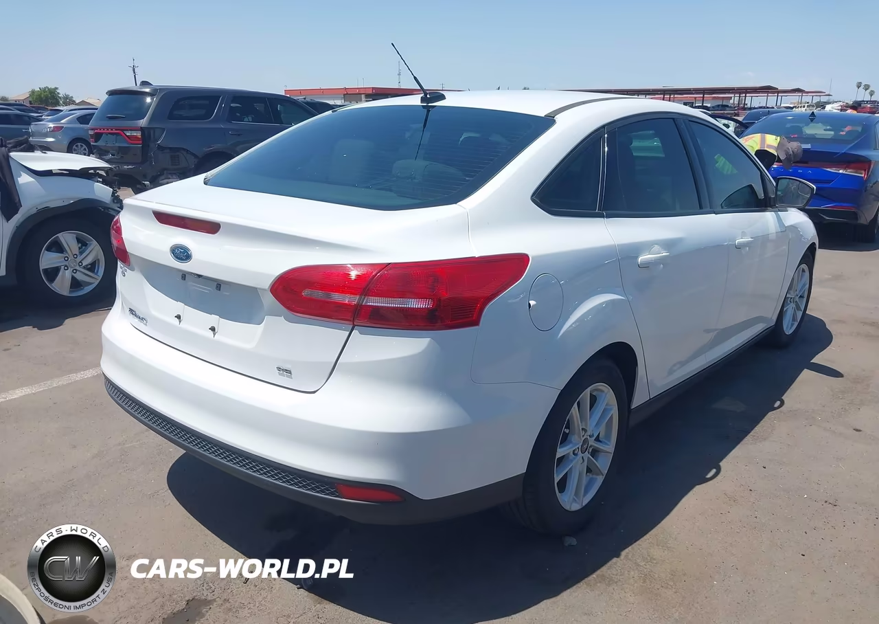 2017 Ford Focus Se VIN:1FADP3F24HL296180 - 4