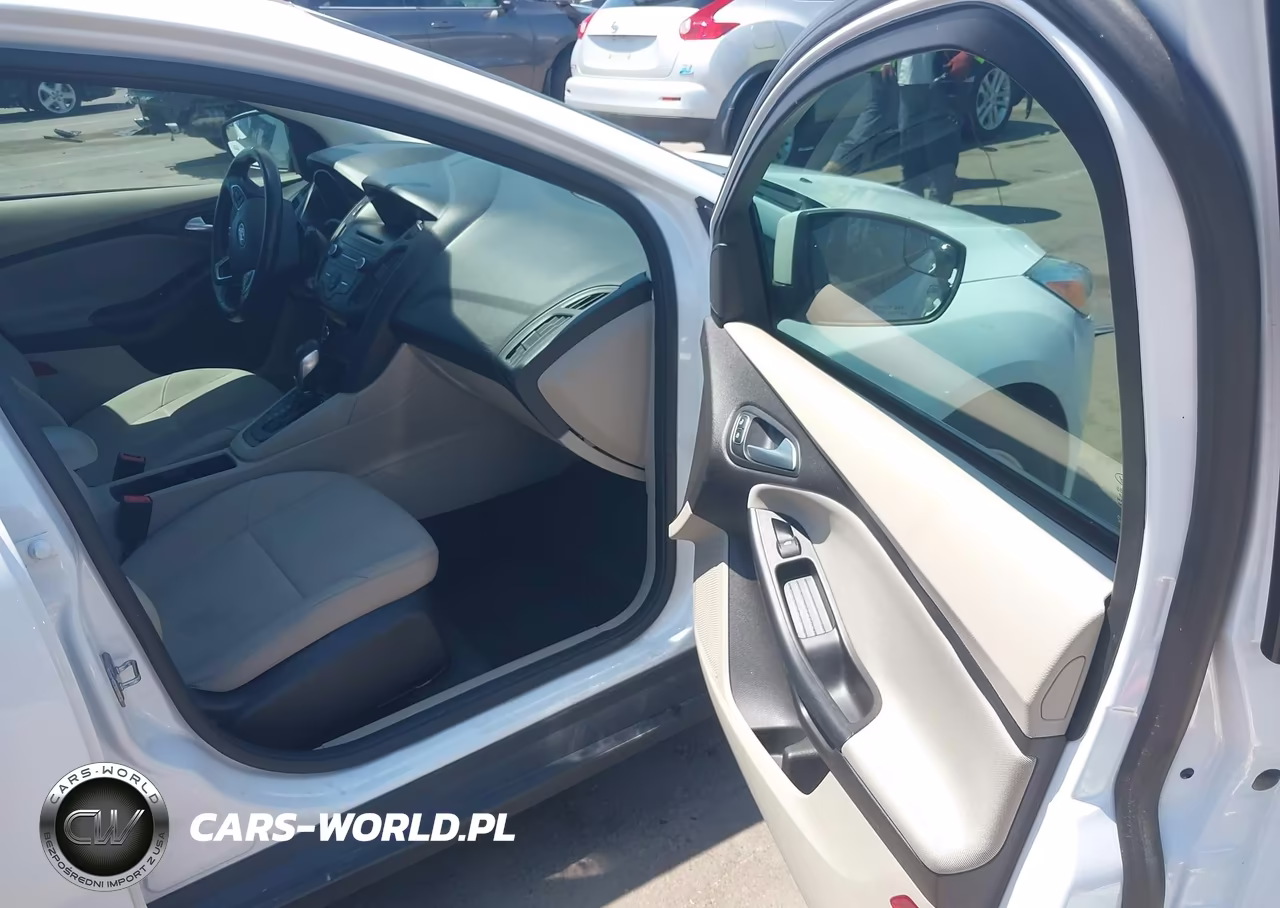 2017 Ford Focus Se VIN:1FADP3F24HL296180 - 5
