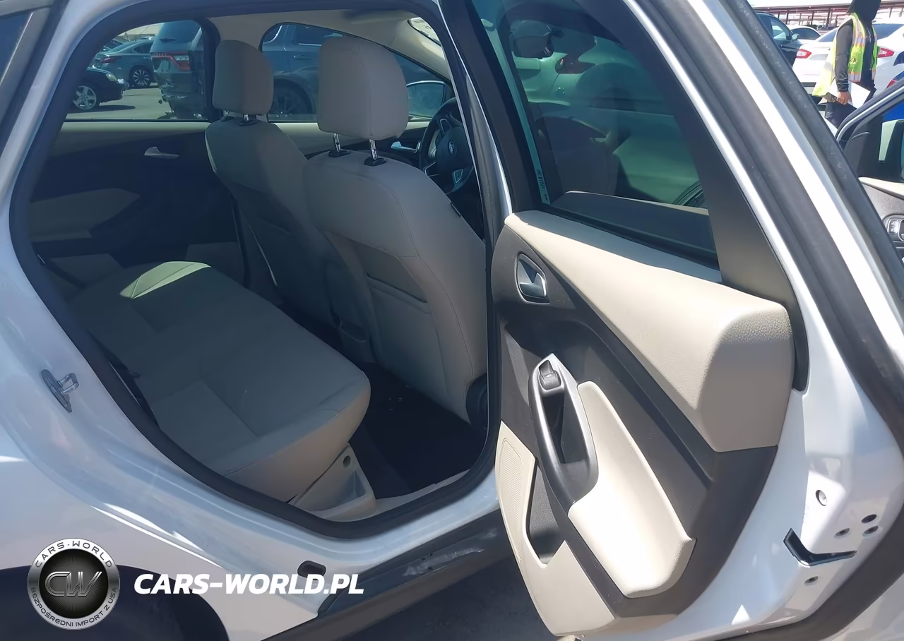2017 Ford Focus Se VIN:1FADP3F24HL296180 - 8