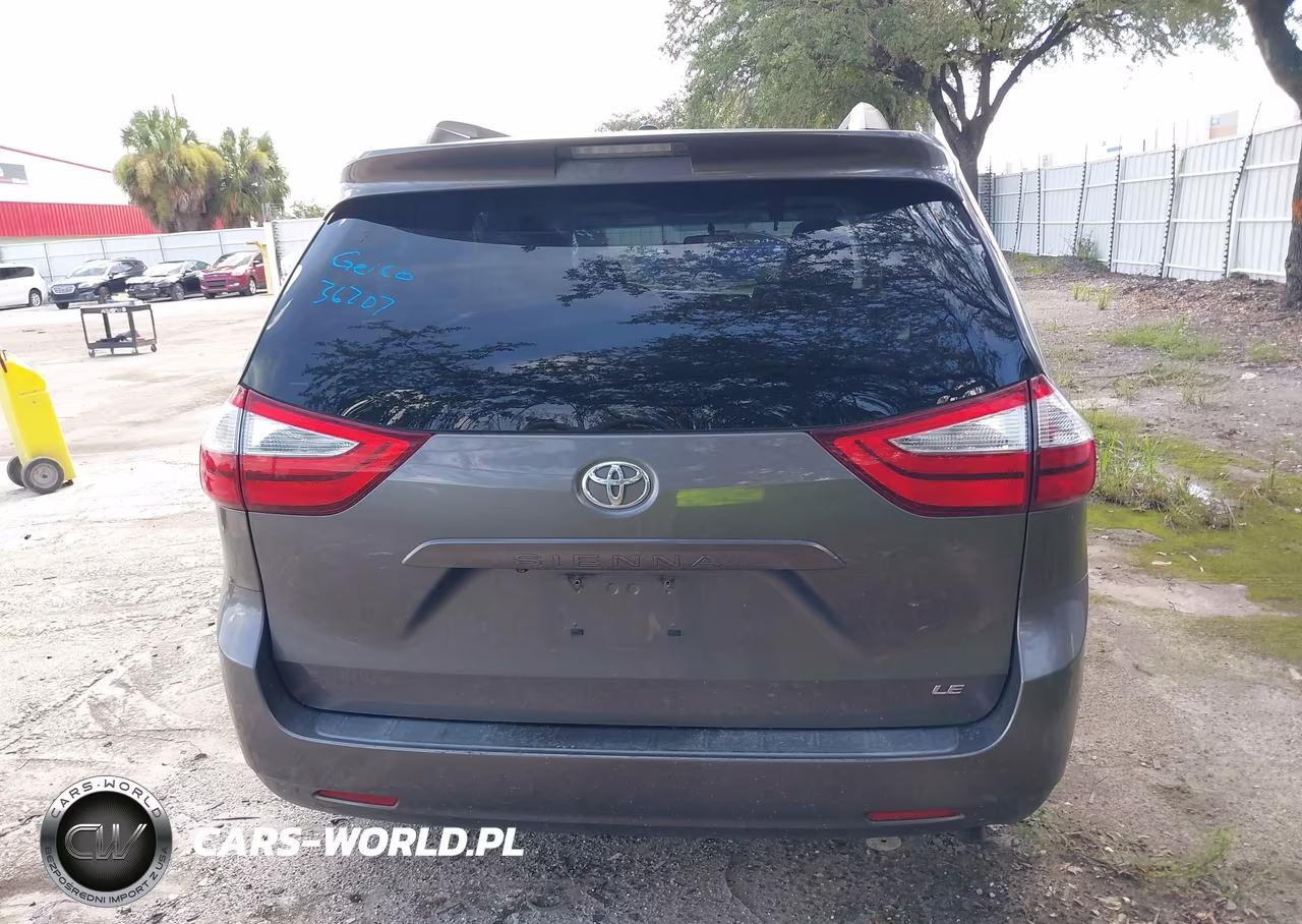 2015 Toyota Sienna Le 8 Passenger VIN:5TDKK3DC8FS640052 - 17