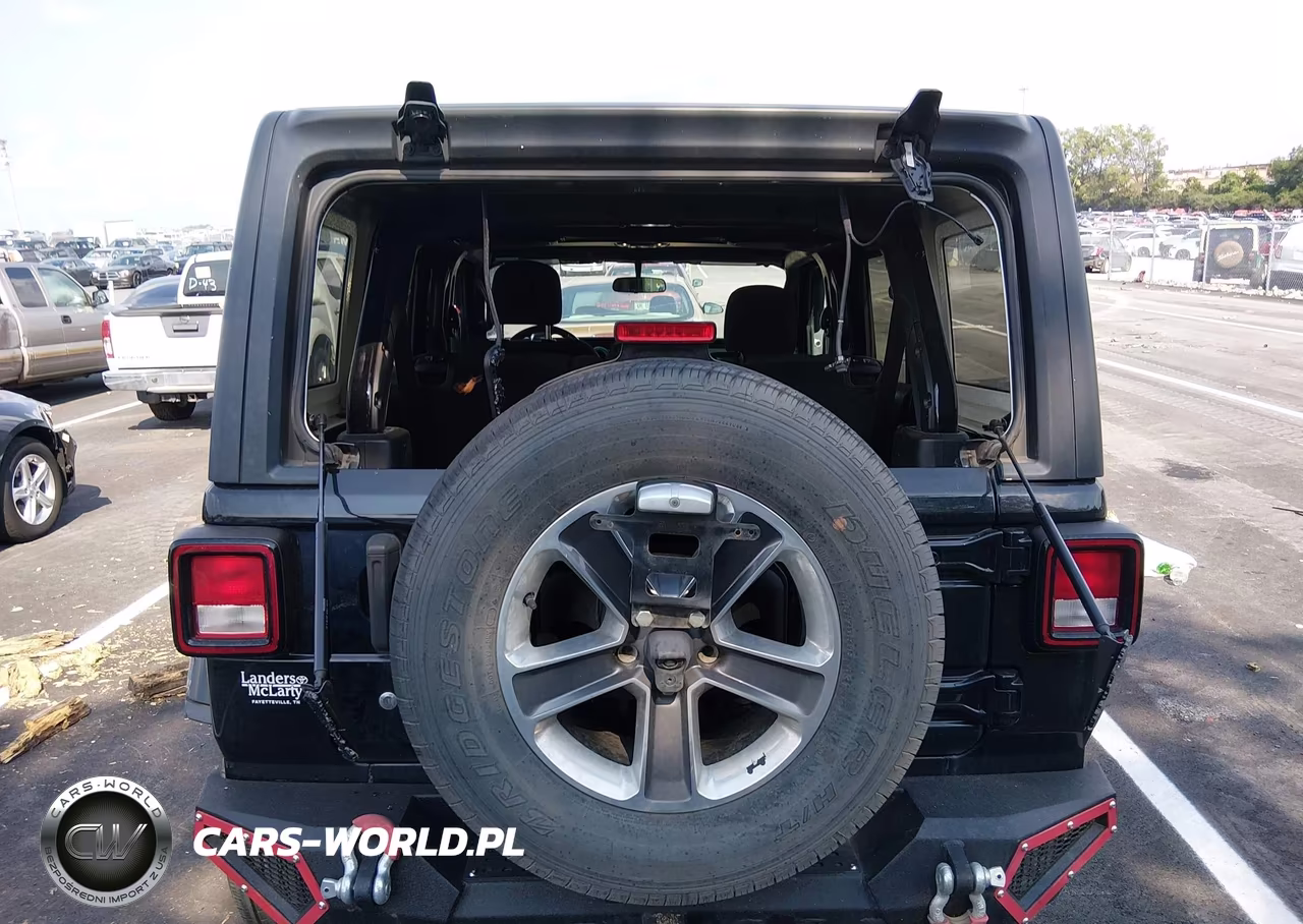 2020 Jeep Wrangler Unlimited Sahara 4X4 VIN:1C4HJXEN9LW199676 - 16