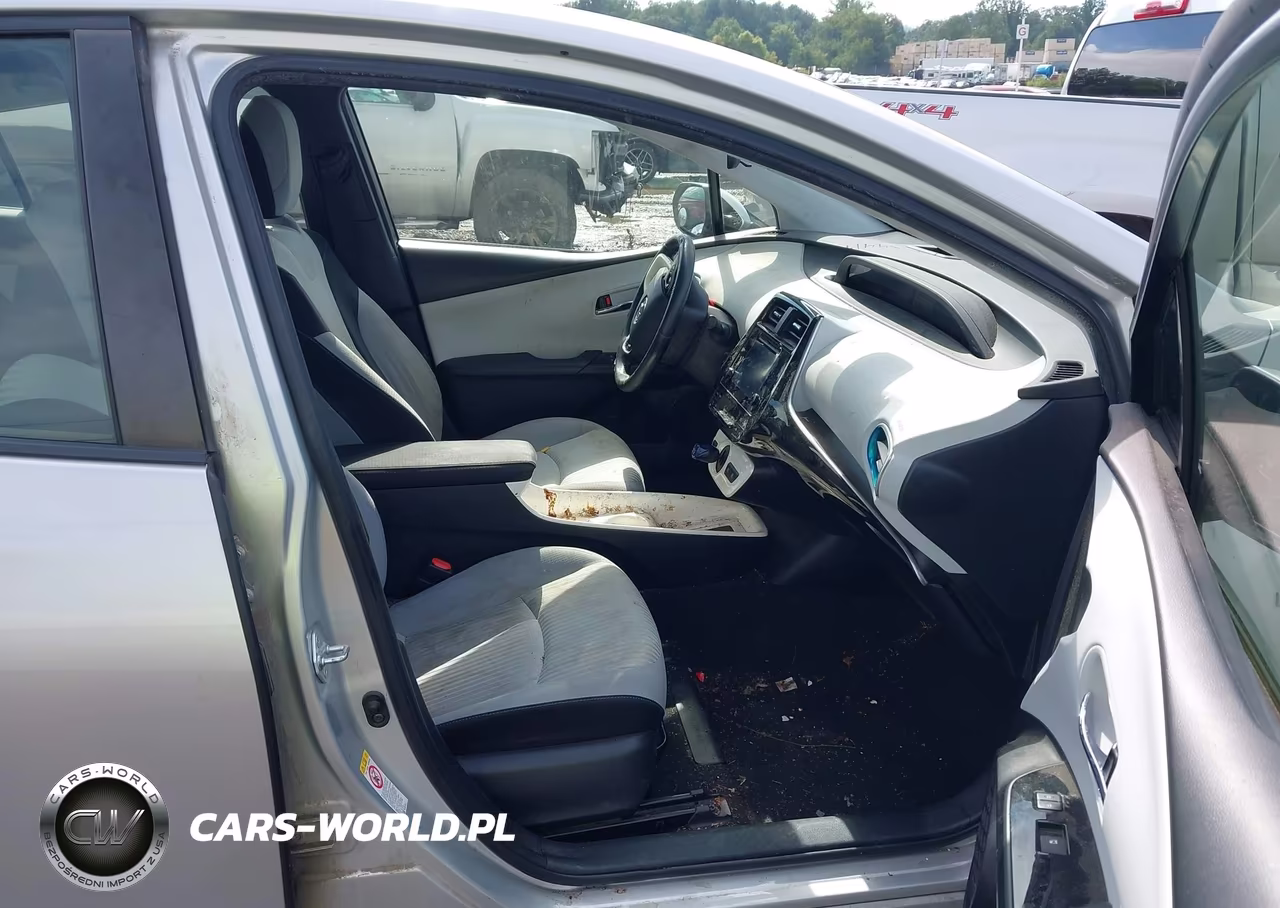 2018 Toyota Prius Three VIN:JTDKARFU6J3054715 - 5