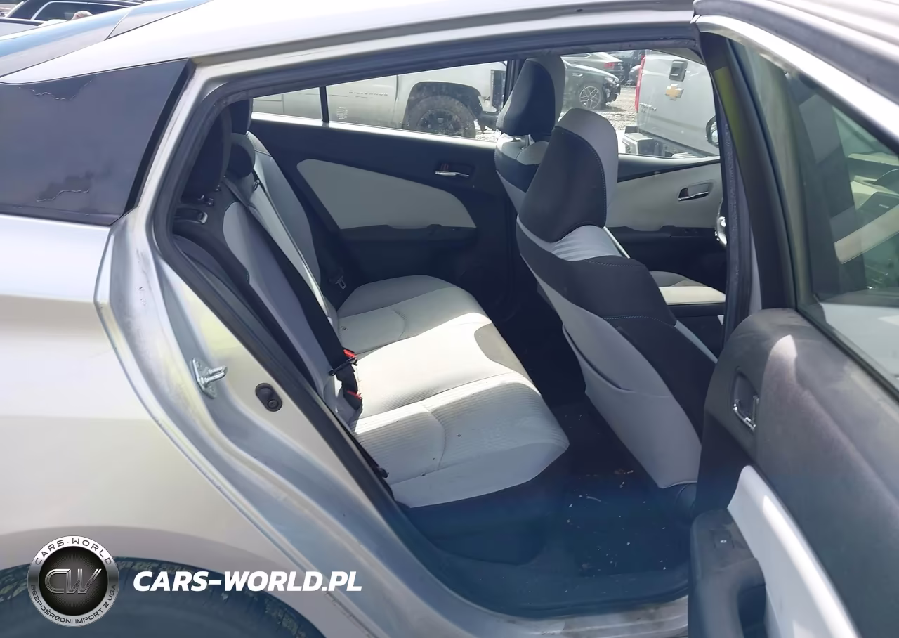 2018 Toyota Prius Three VIN:JTDKARFU6J3054715 - 8
