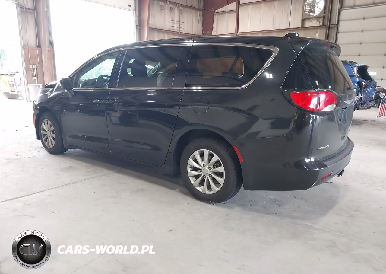 2017 Chrysler Pacifica Touring VIN:2C4RC1DG1HR676227 - 3