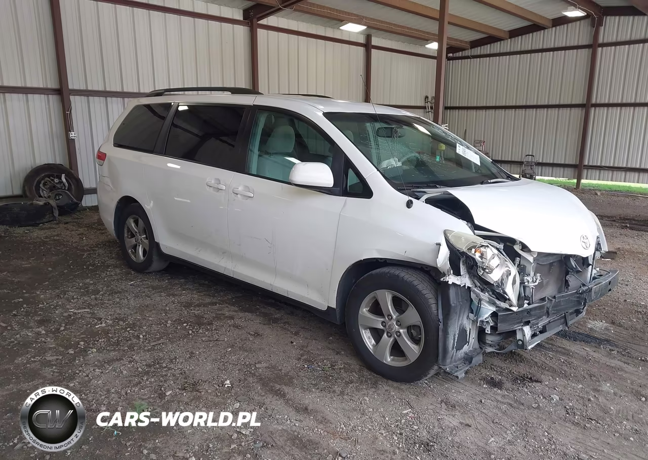 2013 Toyota Sienna Le V6 8 Passenger
