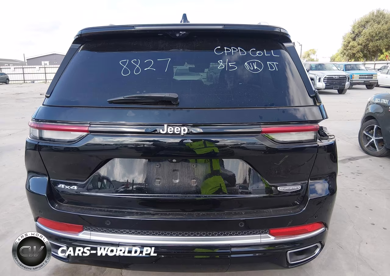 2023 Jeep Grand Cherokee Summit 4X4 VIN:1C4RJHEG7P8718827 - 17