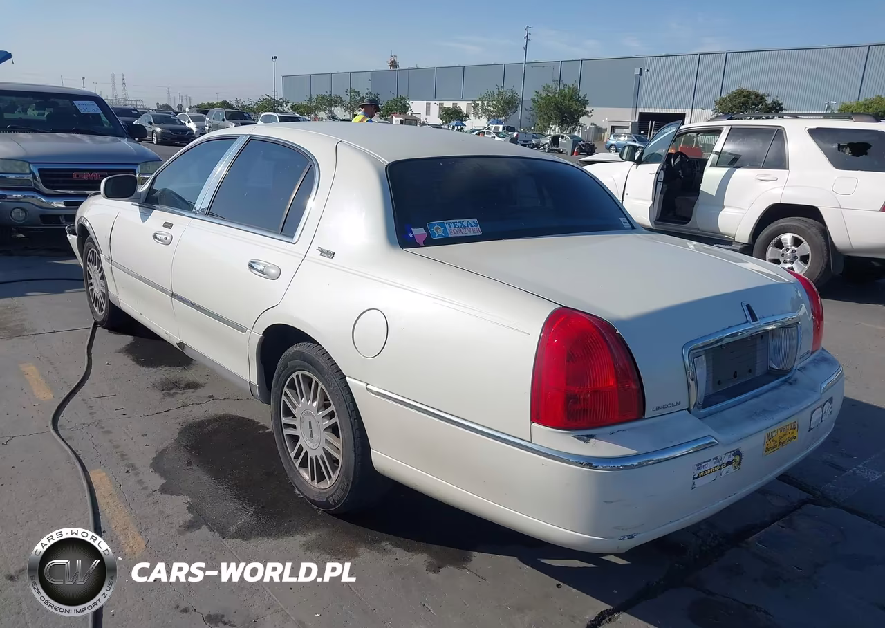 2006 Lincoln Town Car Signature Limited VIN:1LNHM82V76Y622471 - 3